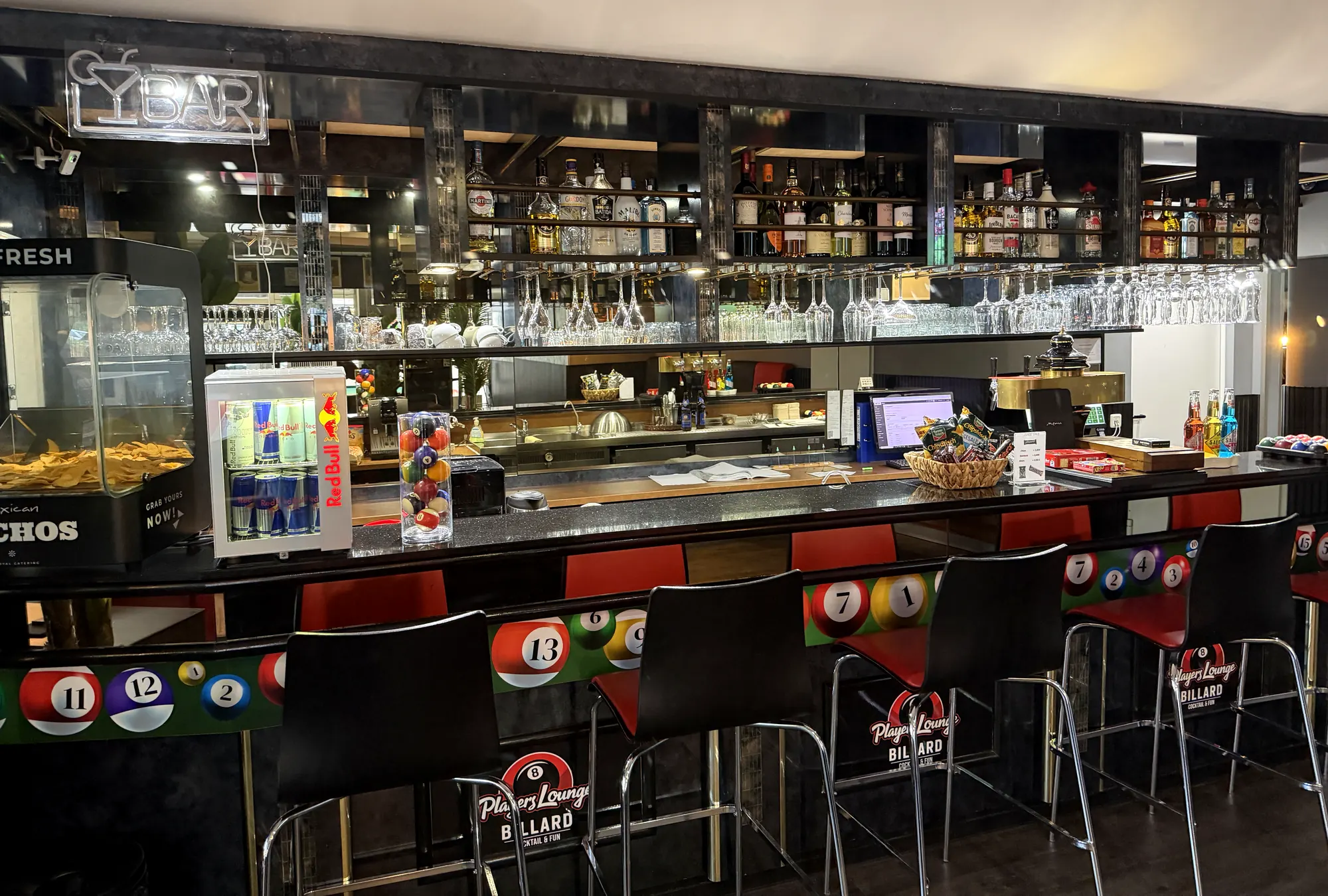 Die Bar der Players Lounge Dorsten, an der bei Feiern Cocktails und Longdrinks gemixt werden