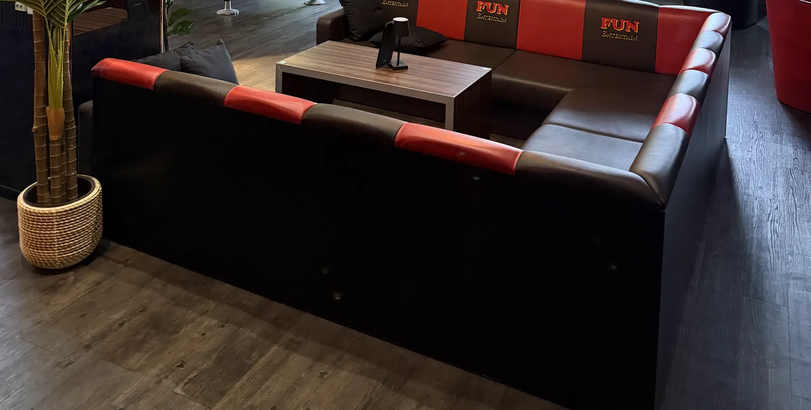 Rot-schwarze Ledersofas im Loungebereich der Players Lounge Dorsten